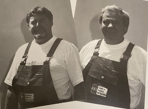 Historische Schwarz-Weiß-Porträts der Firmengründer Jörgen Bruhn und Rudi Beilfuss in Latzhosen mit Firmenlogo